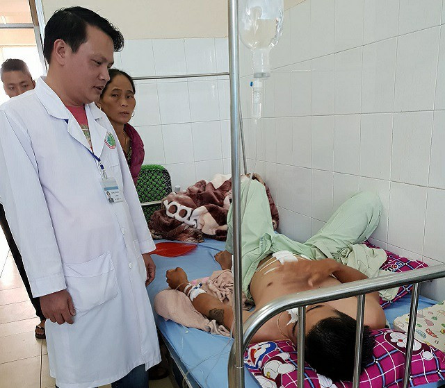 Bác sĩ Dương Xuân Kỳ thông tin tình hình của nạn nhân sau khi phẫu thuật.