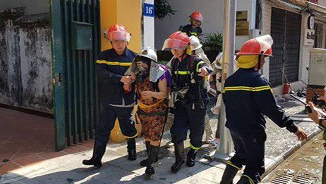 Lực lượng chức năng đưa người mắc kẹt ra ngoài Lực lượng chức năng đưa người mắc kẹt ra ngoài