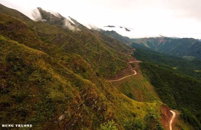 Đường lên cột mốc 1305 thuộc địa phận huyện Bình Liêu, Quảng Ninh nổi tiếng hiểm trở và được mệnh danh là một trong những 