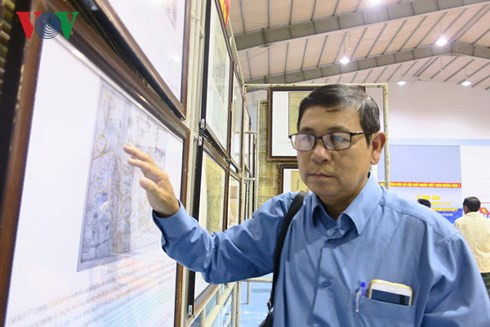 Bác sĩ Nguyễn Văn Mười đến xem các tư liệu được trưng bày Bác sĩ Nguyễn Văn Mười đến xem các tư liệu được trưng bày