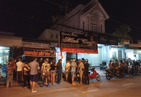 Người dân tò mò đến xem hiện trường vụ việc Người dân tò mò đến xem hiện trường vụ việc