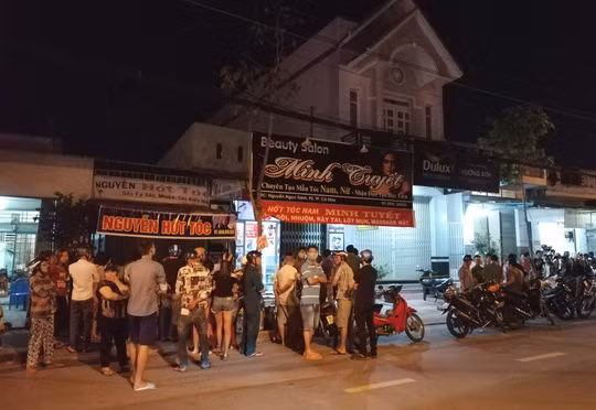 Người dân tò mò đến xem hiện trường vụ việc