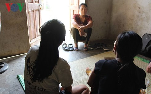  Cháu Quỳnh Như và mẹ kể lại sự việc đau lòng (ảnh A.Ng).