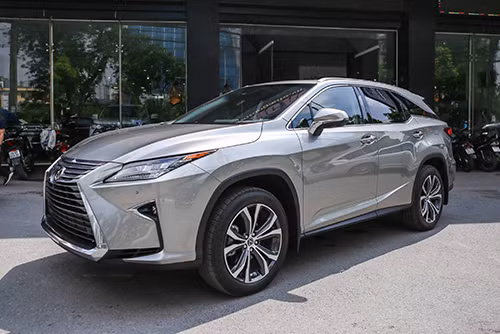  Lexus RX 350L từng được nhập về bởi một showroom tư nhân hồi tháng 5. 