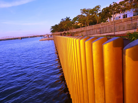 Lan can cầu được làm bằng kim loại bọc đồng Lan can cầu được làm bằng kim loại bọc đồng