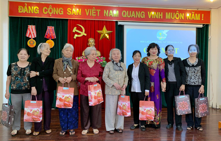 Tặng quà, ghi nhận sự đống góp của đội ngũ cán bộ Hội LHPN qua các thời kỳ. Ảnh: Minh Châu