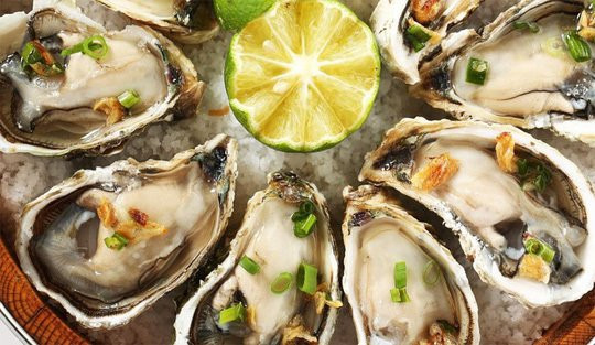  Hàu sống là món ăn giàu kẽm được nhiều quý ông lựa chọn để tăng cường 