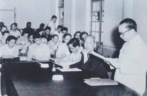 Chủ tịch Hồ Chí Minh cùng các đồng chí: Trường Chinh, Lê Duẩn, Đỗ Mười...tại Hội nghị lần thứ 15 Ban Chấp hành Trung ương Đảng Khóa II, tháng 1/1959. (Ảnh tư liệu)