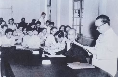 Chủ tịch Hồ Chí Minh cùng các đồng chí: Trường Chinh, Lê Duẩn, Đỗ Mười...tại Hội nghị lần thứ 15 Ban Chấp hành Trung ương Đảng Khóa II, tháng 1/1959. (Ảnh tư liệu)