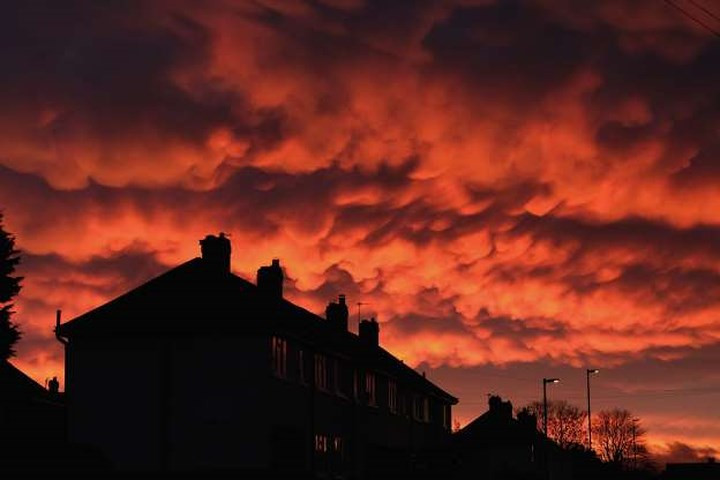 Những đám mây vảy rồng tạo nên một khung cảnh ấn tượng trên những ngôi nhà ở Saltburn-by-the-Sea, Anh trong buổi hoàng hôn. 