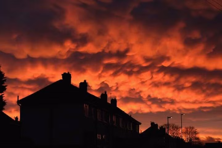 Những đám mây vảy rồng tạo nên một khung cảnh ấn tượng trên những ngôi nhà ở Saltburn-by-the-Sea, Anh trong buổi hoàng hôn. 