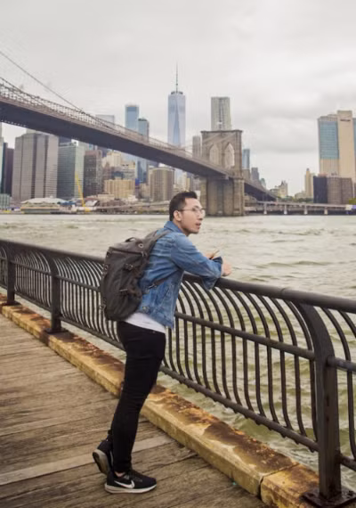  Duke Nguyễn là nhiếp ảnh gia đang làm việc tại Mỹ. Dưới góc chụp của anh, thành phố New York (Mỹ) hiện lên với góc nhìn từ chân cầu Brooklyn, thu trọn cảnh quan sông Đông và những toà nhà cao tầng. Ít ai biết rằng tấm ảnh này do anh bấm chụp từ xa bằng điện thoại mà không có sự trợ giúp của ai khác.