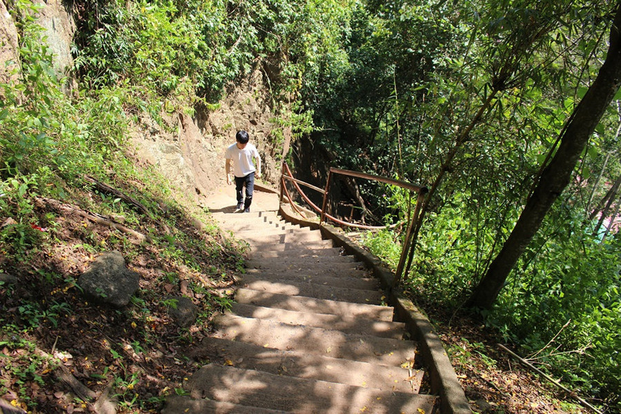 Những bậc thang dựng đứng là đường xuống thác