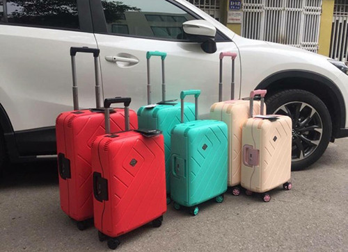 Bạn nên đóng đầy một vali, chiếc còn lại để đựng đồ mua thêm hoặc cần lấy. Ảnh: v5v.win. Bạn nên đóng đầy một vali, chiếc còn lại để đựng đồ mua thêm hoặc cần lấy. Ảnh: v5v.win.