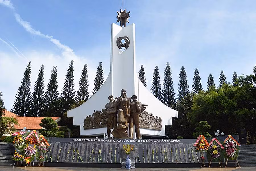  Tượng đài tưởng niệm các liệt sĩ ngành Bưu chính Viễn thông hy sinh ở Tây Nguyên. Ảnh: N.A.Đ