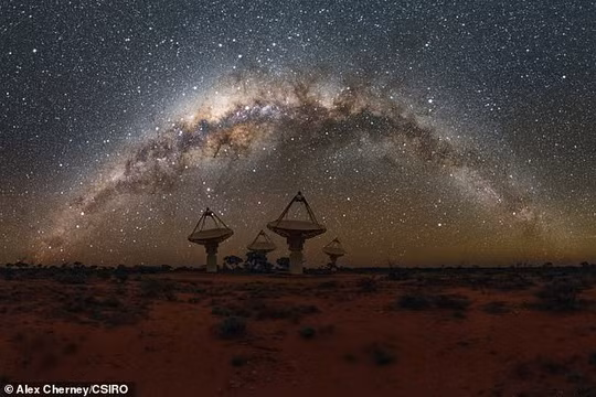 Một góc khác của hệ thống kính thiên văn khổng lồ đặt tại Tây Úc (ảnh do nhóm nghiên cứu cung cấp) Một góc khác của hệ thống kính thiên văn khổng lồ đặt tại Tây Úc - ảnh do nhóm nghiên cứu cung cấp