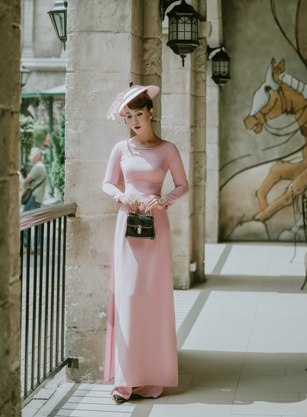 Sao Xa là mẹ đơn thân của bảy đứa con, gồm bốn con đẻ và ba con nuôi. Đã trải qua bốn lần sinh nở nhưng cô vẫn duy trì được vóc dáng gọn gàng, quyến rũ. Nhờ vây, cô tự tin diện áo dài ôm sát khi thực hiện bộ ảnh thời trang mới. Sao Xa là mẹ đơn thân của bảy đứa con, gồm bốn con đẻ và ba con nuôi. Đã trải qua bốn lần sinh nở nhưng cô vẫn duy trì được vóc dáng gọn gàng, quyến rũ. Nhờ vây, cô tự tin diện áo dài ôm sát khi thực hiện bộ ảnh thời trang mới.