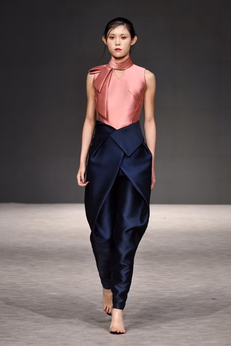 Những mẫu thiết kế còn là sự kết hợp giữa thời trang cùng nghệ thuật kiến trúc văn hóa Tây Tạng. Cung điện Potala với hình ảnh khung cửa sổ gỗ đặc trưng được tái hiện qua đường nối trên trang phục.