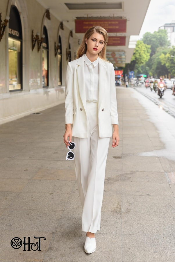 Suit trắng thanh lịch sẽ là một gợi ý mới mẻ cho các cô nàng công sở. Suit trắng thanh lịch sẽ là một gợi ý mới mẻ cho các cô nàng công sở.