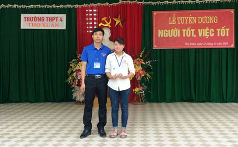 Thầy giáo Phạm Văn Thiện (bìa trái) sau khi nhận được tiền thưởng đã tặng lại học sinh Hoàng Thị Oanh Thầy giáo Phạm Văn Thiện (bìa trái) sau khi nhận được tiền thưởng đã tặng lại học sinh Hoàng Thị Oanh