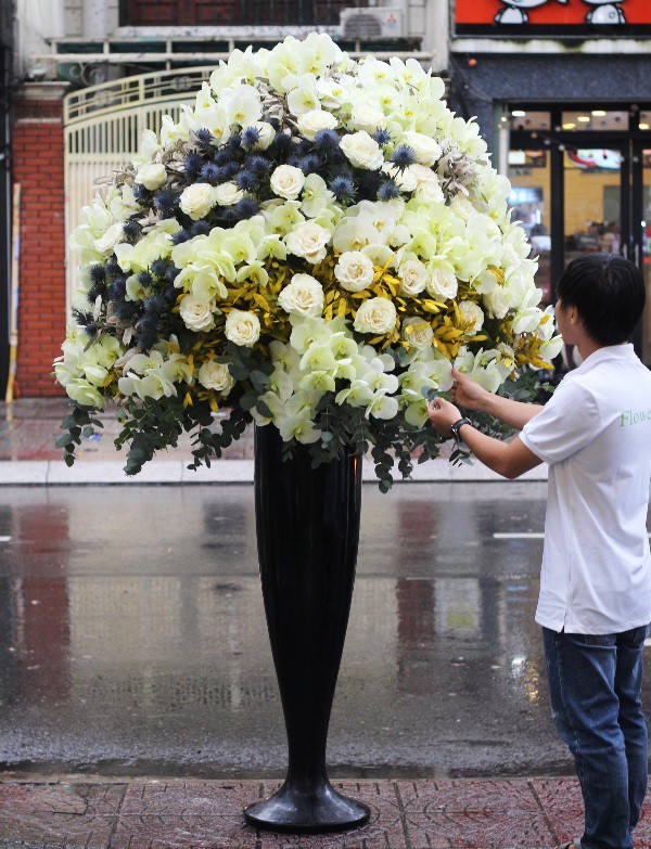 Bình hoa trị giá 62 triệu đồng 2 Bình hoa trị giá 62 triệu đồng