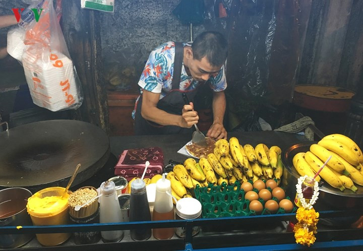 Đường Phra Arthit có những cửa hàng cổ kính, khu phố tây với kiến trúc châu Âu xưa cũ, hoặc lên bến Rachawongs để tới khu phố Tàu (China town) “thiên đường” ẩm thực đường phố. 