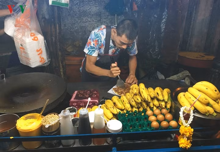 Đường Phra Arthit có những cửa hàng cổ kính, khu phố tây với kiến trúc châu Âu xưa cũ, hoặc lên bến Rachawongs để tới khu phố Tàu (China town) “thiên đường” ẩm thực đường phố. 