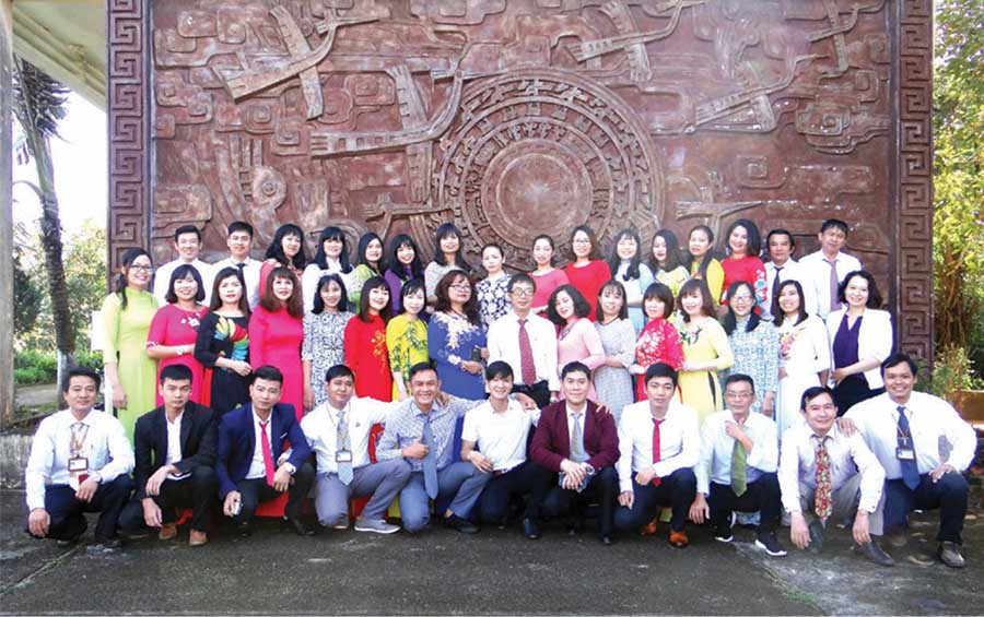 Tập thể cán bộ, giáo viên Trường Trung cấp Văn hóa- Nghệ thuật Gia Lai. Ảnh:L.H