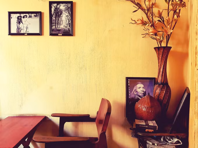  Anh Trần Việt Văn, chủ quán, cho biết để sở hữu một không gian riêng cho niềm đam mê cà phê, anh và vợ, chị Chiên, phải đi khắp nơi để tìm mặt bằng ưng ý. Rất may, chủ cũ của quán là một người gốc Huế, đã sang nhượng lại cho anh toàn bộ không gian quán với thiết kế đặc trưng của một ngôi nhà gạch.