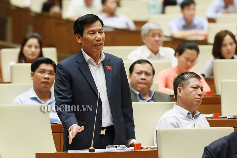 Bộ trưởng Nguyễn Ngọc Thiện trả lời tại Quốc hội.