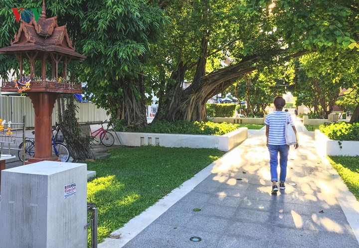 Ngoài các ngôi chùa, du khách có thể lên bất cứ bến nào trong 34 bến dọc sông, tản bộ khám phá những con phố hấp dẫn.