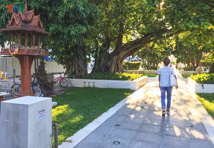 Ngoài các ngôi chùa, du khách có thể lên bất cứ bến nào trong 34 bến dọc sông, tản bộ khám phá những con phố hấp dẫn.