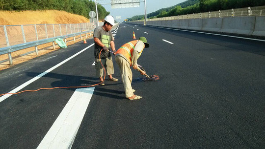 Đường cao tốc đoạn mới đưa vào khai thác ngày 2-9 cũng xuất hiện 