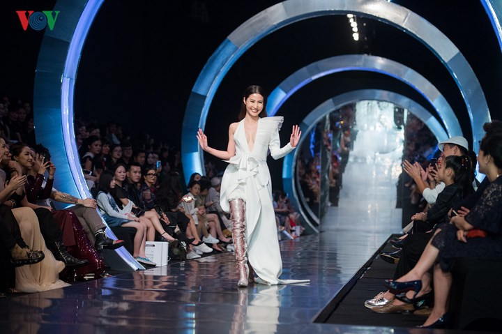 Cô vừa catwalk vừa vẫy tay chào khách mời và khán giả.  Cô vừa catwalk vừa vẫy tay chào khách mời và khán giả.