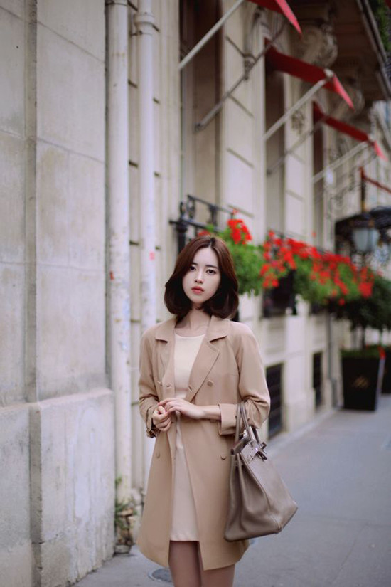 Blazer đi cùng váy suông màu thanh nhã là phong cách mùa thu cho các nàng công sở yêu vẻ đẹp hiện đại, thanh lịch. Blazer đi cùng váy suông màu thanh nhã là phong cách mùa thu cho các nàng công sở yêu vẻ đẹp hiện đại, thanh lịch.