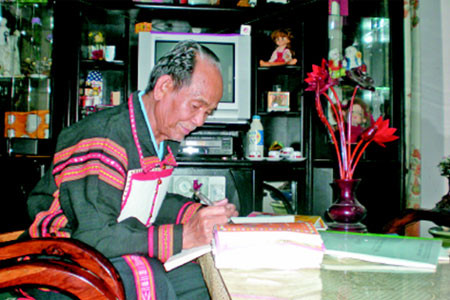 Nhà giáo Nhân dân Siu Pơi cần mẫn với công việc nghiên cứu, phát triển tiếng Jrai. Ảnh: Sơn Ca