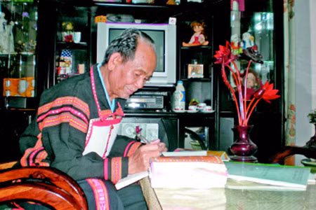 Nhà giáo Nhân dân Siu Pơi cần mẫn với công việc nghiên cứu, phát triển tiếng Jrai. Ảnh: Sơn Ca