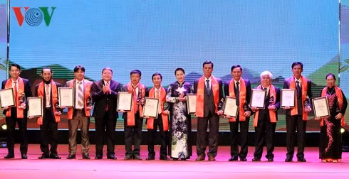  Chủ tịch Quốc hội Nguyễn Thị Kim Ngân và ông Thào Xuân Sùng, Chủ tịch Hội Nông dân Việt Nam trao danh hiệu 