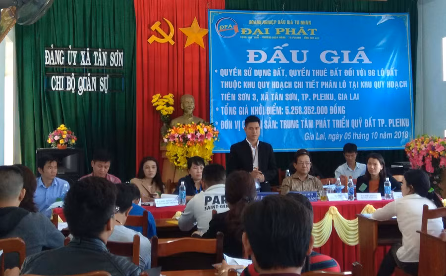 Quang cảnh phiên đấu giá. Ảnh: Lê Lan