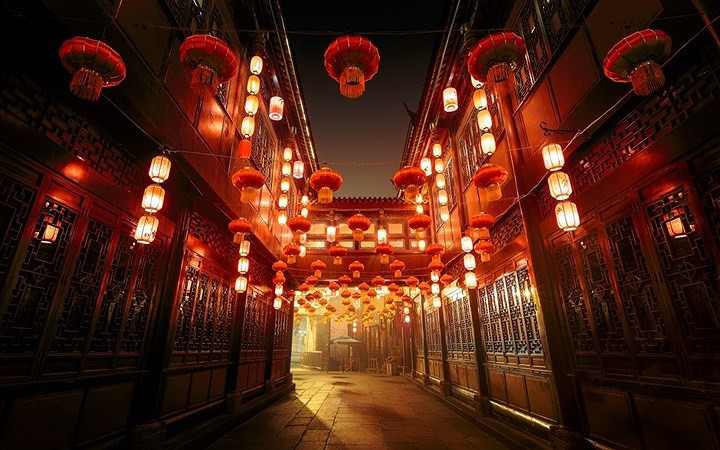  Phố Jinli tại thành phố Thành Đô của Trung Quốc chăng đèn lồng rực rỡ quanh năm. Nhưng thời điểm đẹp nhất tại Jinli là dịp Tết cổ truyền của Trung Quốc.