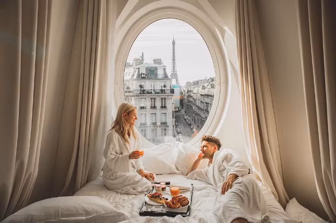 Tọa lạc tại quận 16 thủ đô Paris hoa lệ, khách sạn cách không xa đại lộ Champs Elysées xa hoa. Bản thân khách sạn Le Metropolitan a Tribute Portfolio Hotel cũng là một công trình đặc trưng kiến trúc Pháp, có 2 mặt phố, được thiết kế bởi kiến trúc sư nổi tiếng Francois Champsaur. Không chỉ có hai mặt tiền, khách sạn còn hướng thẳng ra trục đại lộ dẫn tới tháp Eiffel nổi tiếng. Từ nơi nghỉ xa hoa này, du khách cũng chỉ phải đi bộ khoảng 1,4 km là tới tháp. Tọa lạc tại quận 16 thủ đô Paris hoa lệ, khách sạn cách không xa đại lộ Champs Elysées xa hoa. Bản thân khách sạn Le Metropolitan a Tribute Portfolio Hotel cũng là một công trình đặc trưng kiến trúc Pháp, có 2 mặt phố, được thiết kế bởi kiến trúc sư nổi tiếng Francois Champsaur. Không chỉ có hai mặt tiền, khách sạn còn hướng thẳng ra trục đại lộ dẫn tới tháp Eiffel nổi tiếng. Từ nơi nghỉ xa hoa này, du khách cũng chỉ phải đi bộ khoảng 1,4 km là tới tháp.