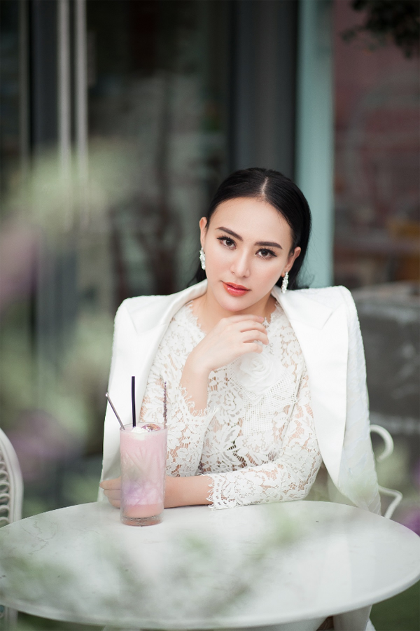 Make up tự nhiên, Thu Hoàng vẫn nổi bật vẻ đẹp sắc sảo. Theo cô nàng, hình ảnh đầu tiên với người đối diện có tính chất quyết định đến kết quả của buổi gặp gỡ, bởi vậy, Thu Hoàng luôn chăm chút kỹ lưỡng cho vẻ ngoài trước khi ra khỏi nhà. Make up tự nhiên, Thu Hoàng vẫn nổi bật vẻ đẹp sắc sảo. Theo cô nàng, hình ảnh đầu tiên với người đối diện có tính chất quyết định đến kết quả của buổi gặp gỡ, bởi vậy, Thu Hoàng luôn chăm chút kỹ lưỡng cho vẻ ngoài trước khi ra khỏi nhà.