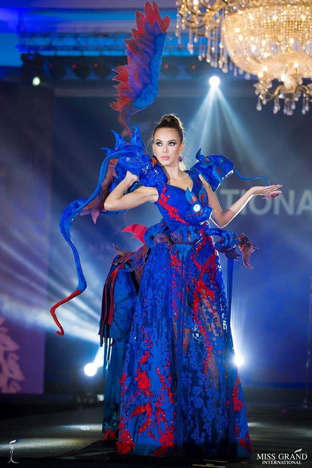  Trang phục truyền thống của thí sinh Mexico với tông màu xanh chủ đạo