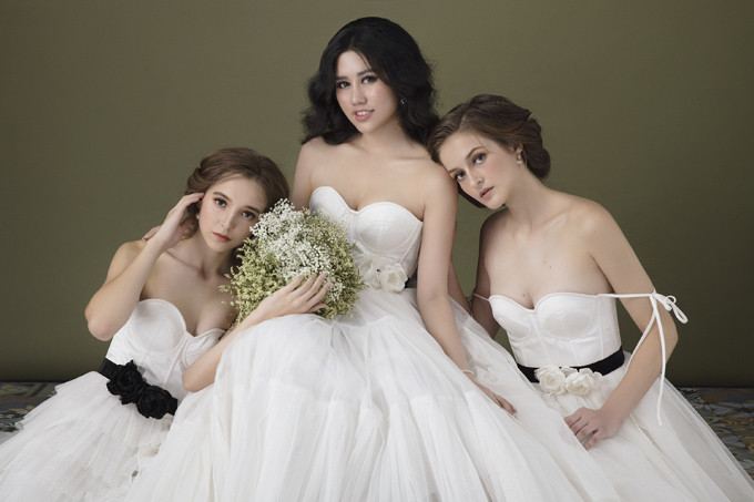 Hoa khôi Tỏa sáng 2014 mời hai người mẫu Nga kết hợp thực hiện bộ ảnh giới thiệu sưu tập 'Những nàng thơ mẫu đơn'. Hoa khôi Tỏa sáng 2014 mời hai người mẫu Nga kết hợp thực hiện bộ ảnh giới thiệu sưu tập 'Những nàng thơ mẫu đơn'.