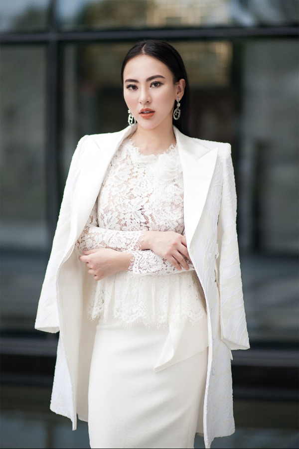 Với những cuộc gặp gỡ đối tác hay sự kiện quan trọng, Thu Hoàng chọn trang phục kín đáo nhưng vẫn khéo léo khoe lợi thế cơ thể. Áo ren kết hợp cùng chân váy ôm trắng và áo khoác hờ tôn nét sang trọng cho người mặc. Với những cuộc gặp gỡ đối tác hay sự kiện quan trọng, Thu Hoàng chọn trang phục kín đáo nhưng vẫn khéo léo khoe lợi thế cơ thể. Áo ren kết hợp cùng chân váy ôm trắng và áo khoác hờ tôn nét sang trọng cho người mặc.