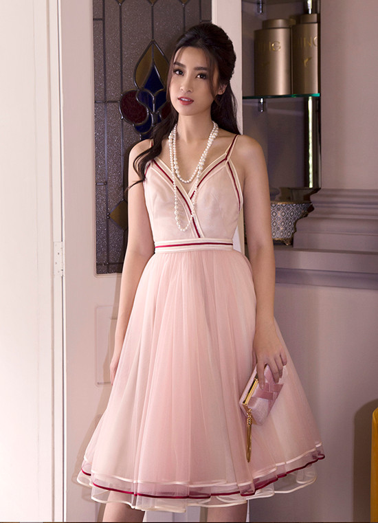 Trong bộ ảnh thời trang mới, Đỗ Mỹ Linh khoác lên mình những trang phục vừa 'ra lò' của nhà thiết kế Công Trí.