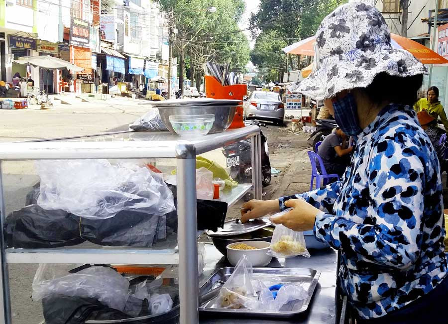  Theo Nghị định 115, việc dùng tay bốc thức ăn bị phạt từ 500.000 đồng đến 1 triệu đồng. Ảnh: Như Nguyện