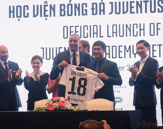 David Trezeguet và Chủ tịch MBG Nguyễn Hữu Thắng trao quà lưu niệm tại buổi ra mắt. Ảnh: ANH TRẦN