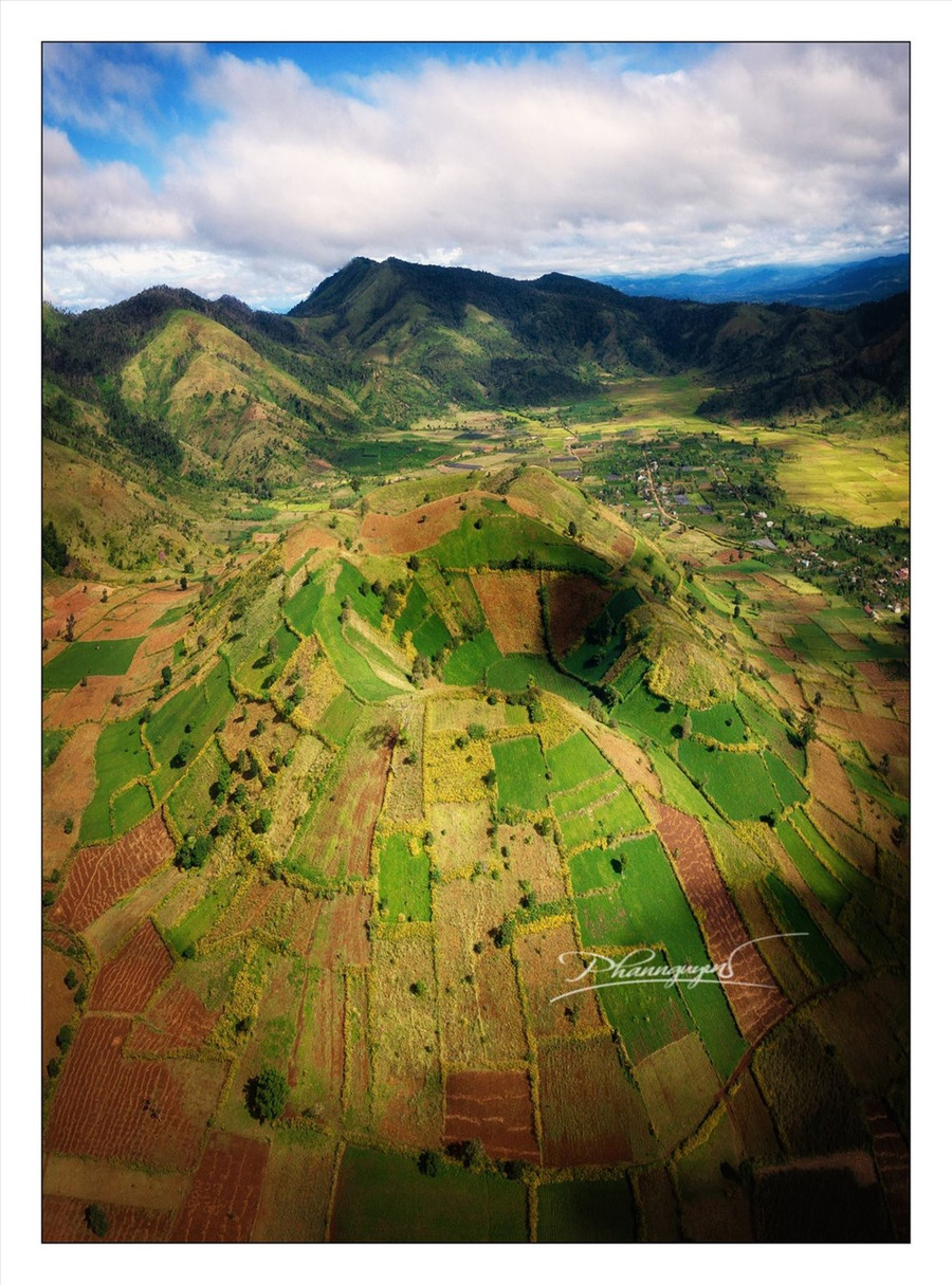 Lòng chảo lớn còn lại trên dấu tích của miệng núi lửa Chư Đang Ya (Chư Păh), các thửa đất được chia đều đặn vuông vắn và nơi canh tác các loại cây lương thực của người Jrai sinh sống quanh chân núi này. Đầu mùa khô là lúc từng hoa dã quì bung nở, tỏa sắc vàng rực rỡ giữa đại ngàn.