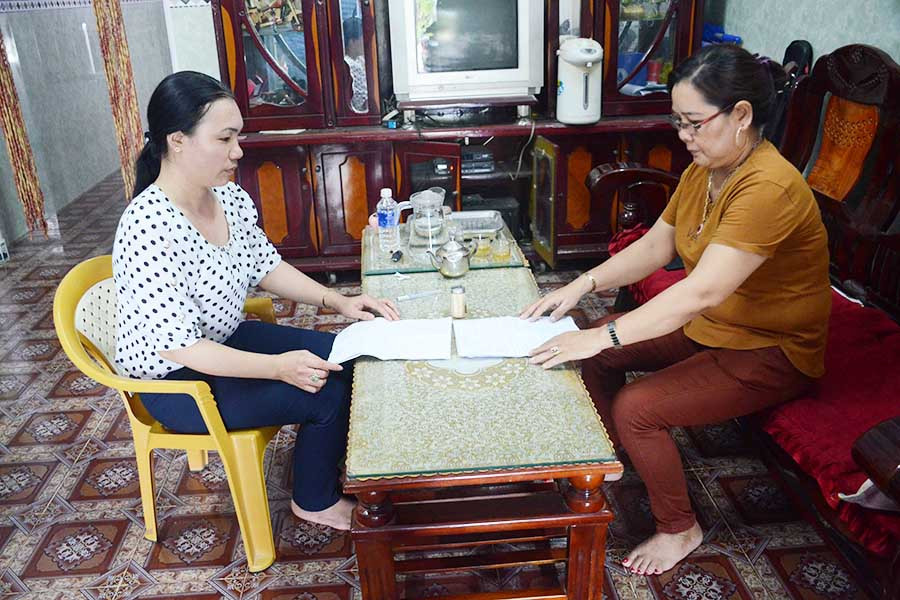  Bà Phạm Thị Hội (bìa phải) trình bày những bức xúc vì bản án chưa được thi hành. Ảnh: Vĩnh Hoàng